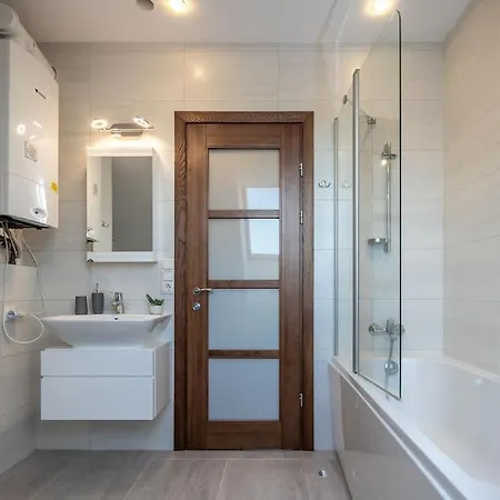 The In Private House With 3 Apartment